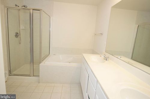 5082 Donovan Dr, Alexandria VA 22304-7755 exterior