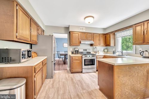 47 Crestwood Dr, Trenton NJ 08690-1936 exterior