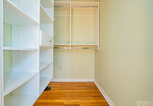 35 Sandalwood Dr, Edison NJ 08820-1249 exterior