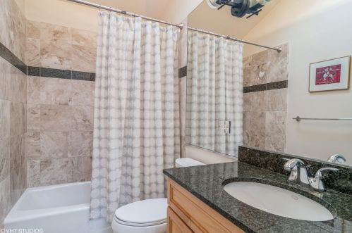 1845 Cornelia Ave, Chicago IL 60657-1022 exterior