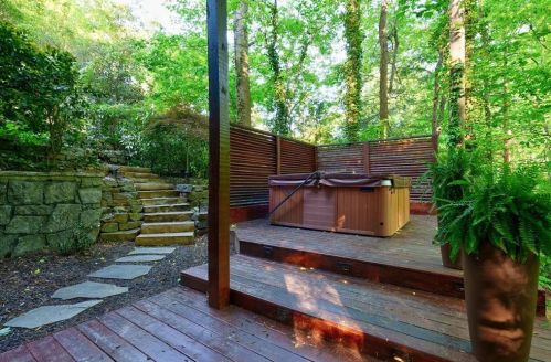 620 Colebrook Ct, Atlanta GA  30327-4710 exterior