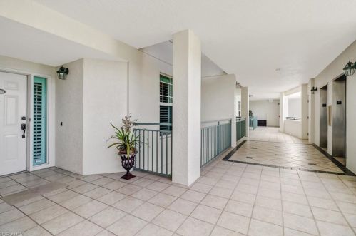 425 Cove Tower Dr, Naples FL 34110-6084 exterior