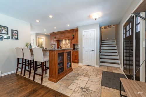 828 Stratford Ave, Elmhurst, IL 60126-4651