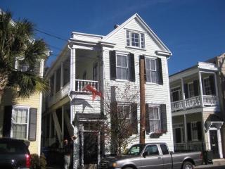 114 Queen St, Charleston SC  29401-2425 exterior