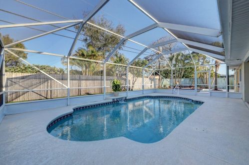 573 Floresta Dr, Fort Pierce FL  34983-8613 exterior