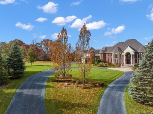 2384 Pebble Crk Dr, Rochester MI 48363-2228 exterior