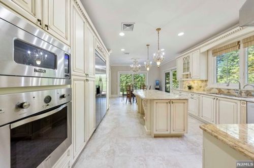 32 Lenox Ave, Demarest NJ 07627-2112 exterior