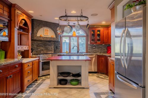 15 Hartshorne Pl, Middletown NJ  07748-2520 exterior