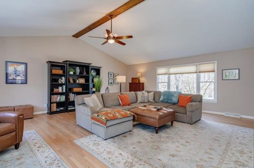 32 Crosswood Rd, Farmington CT 06032-1067 exterior