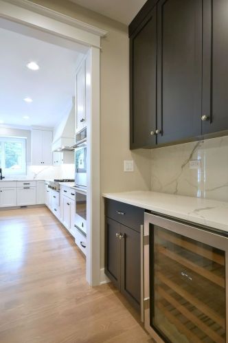 698 Berkley Ave, Elmhurst IL  60126-4244 exterior