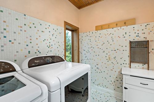 654 Bower Hill Rd, Pittsburgh PA 15243-2040 exterior