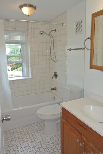 16 Stevens St, Milford CT 06460-7868 exterior