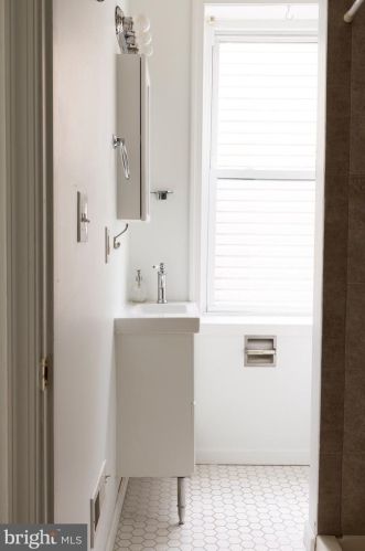 1321 18 St, Philadelphia PA 19146-4701 exterior