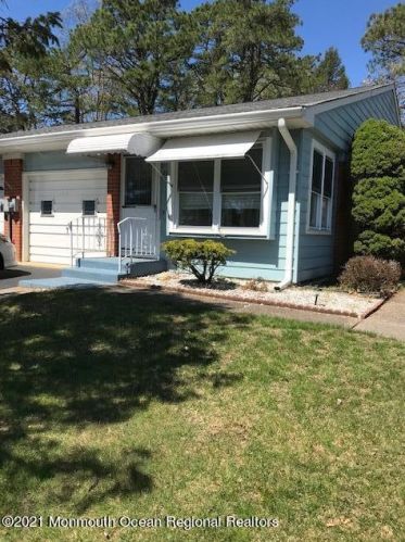 28 Monticello Dr, Lakehurst, NJ 08759-1663