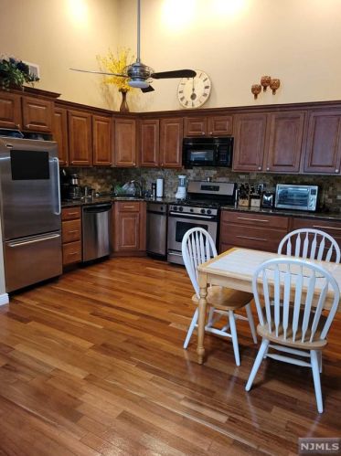 578 Holly Ct, Mahwah NJ 07430-3437 exterior