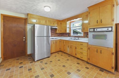 25 Buchanan Rd, Enfield CT 06082-5330 exterior