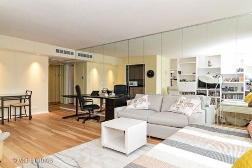 260 Chestnut St, Chicago IL 60610-3112 exterior