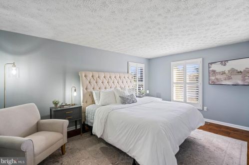 12524 Misty Water Dr, Herndon VA 20170-5702 exterior