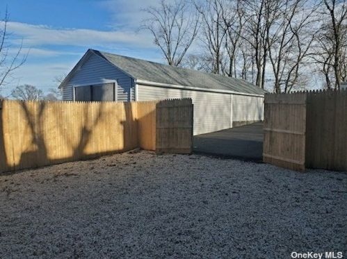 20 Lowndes Ave, Huntington Station NY 11746-1224 exterior