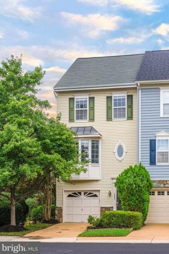 3835 Watkins Mill Dr, Alexandria, VA 22304-6446