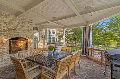 9303 Vly Hl Rd, Milwaukee WI 53217-1039 exterior