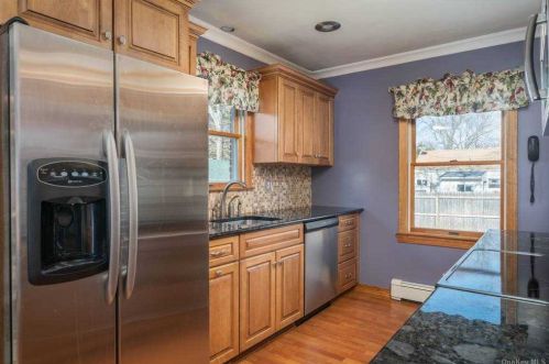 31 Leyden St, Huntington Station NY 11746-1825 exterior