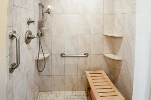 27 Peckham Ave, Middletown RI 02842-5731 exterior