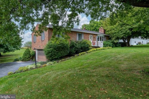 6 Oakglade Plz, Hummelstown, PA 17036-9519