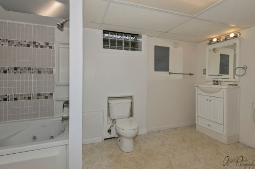 2220 Jackson St, Waukegan IL 60085-7354 exterior