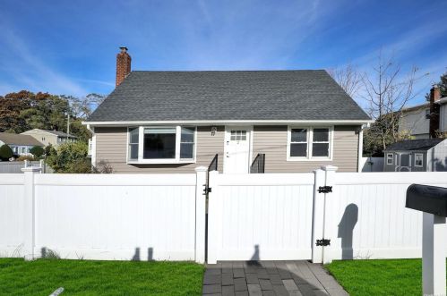 2 Hickory Pl, Huntington Station, NY 11746-2323