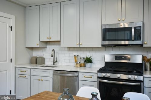 614 Alfred St, Alexandria VA  22314-1823 exterior