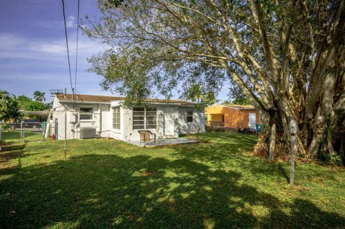 232 7 Ave, Boynton Beach FL 33435-3879 exterior