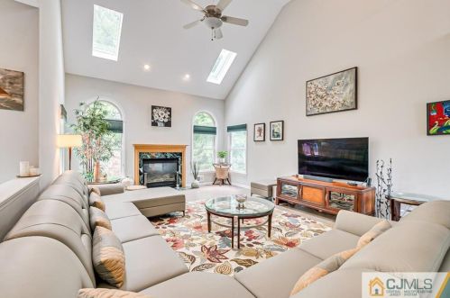 16 Sonia Ct, Edison NJ 08820-4443 exterior