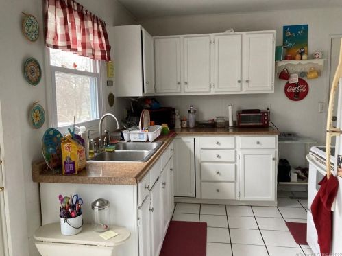 25 Sunset Dr, Derby CT 06418-2220 exterior