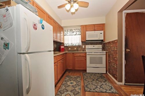 305 Great East Neck Rd, Babylon, NY 11704-7606