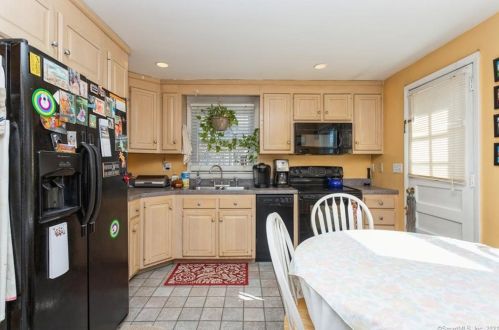 8 Sention Ave, Norwalk CT 06850-3207 exterior