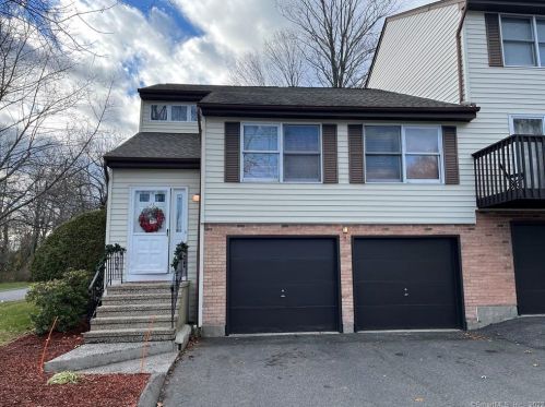 31 Oak Forest Dr, Manchester, CT 06042-1945