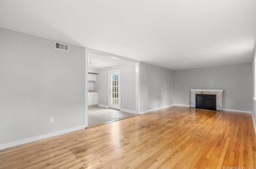 48 Clintonville Rd, North Haven CT 06473-2817 exterior