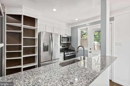 6916 Westhampton Dr, Alexandria VA 22307-1528 exterior