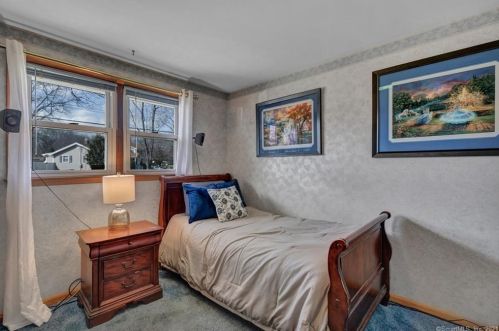 39 Caroline Dr, Milford CT 06461-2715 exterior