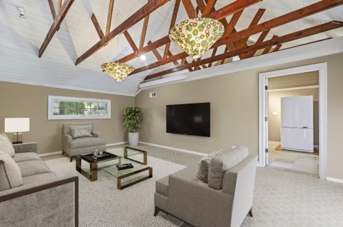 1386 Hanover West Dr, Atlanta GA 30327-1139 exterior