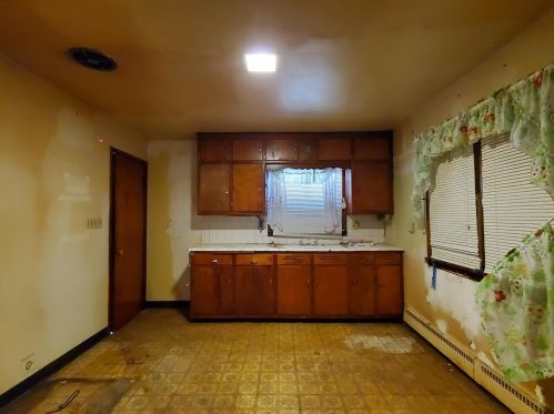 4860 47th St, Milwaukee, WI 53220-4804