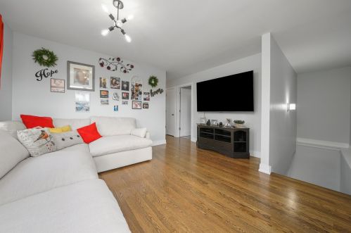 5606 Parkside Ave, Chicago IL 60646-6421 exterior