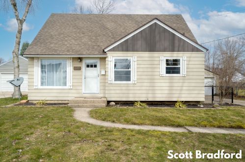 1317 Northlawn St, Grand Rapids MI 49505-3867 exterior