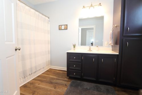 324 Lincoln Lk Ave, Lowell MI 49331-8540 exterior