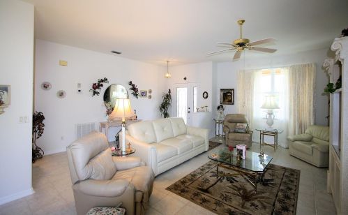 566 Cortina Ln, Fort Pierce FL 34986-1742 exterior