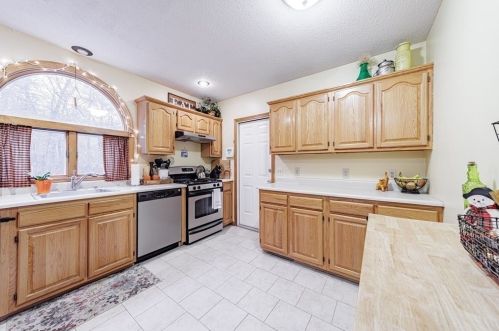 201 Winterset Dr, Springfield MA 01129-1850 exterior