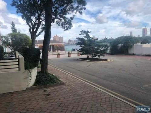 11 Grand Cove Way, Edgewater, NJ 07020-7220