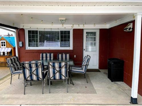 472 1st St, Pittsburgh PA 15227-3800 exterior