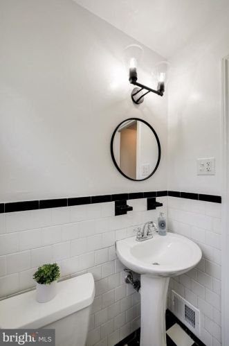 6928 Westhampton Dr, Alexandria VA 22307-1528 exterior